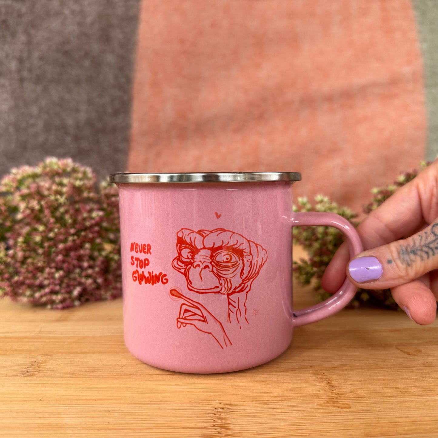 Never stop glowing – Rosa Emaille-Tasse mit Spruch