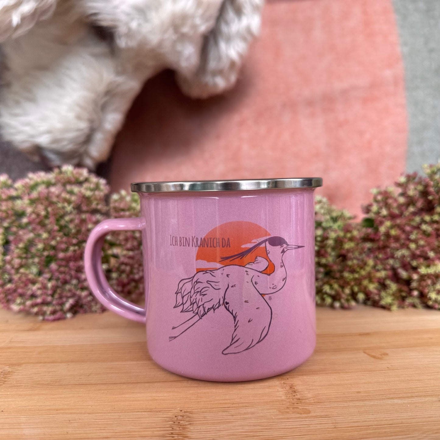 Rosa Emaille-Tasse mit Spruch " Kranich da "