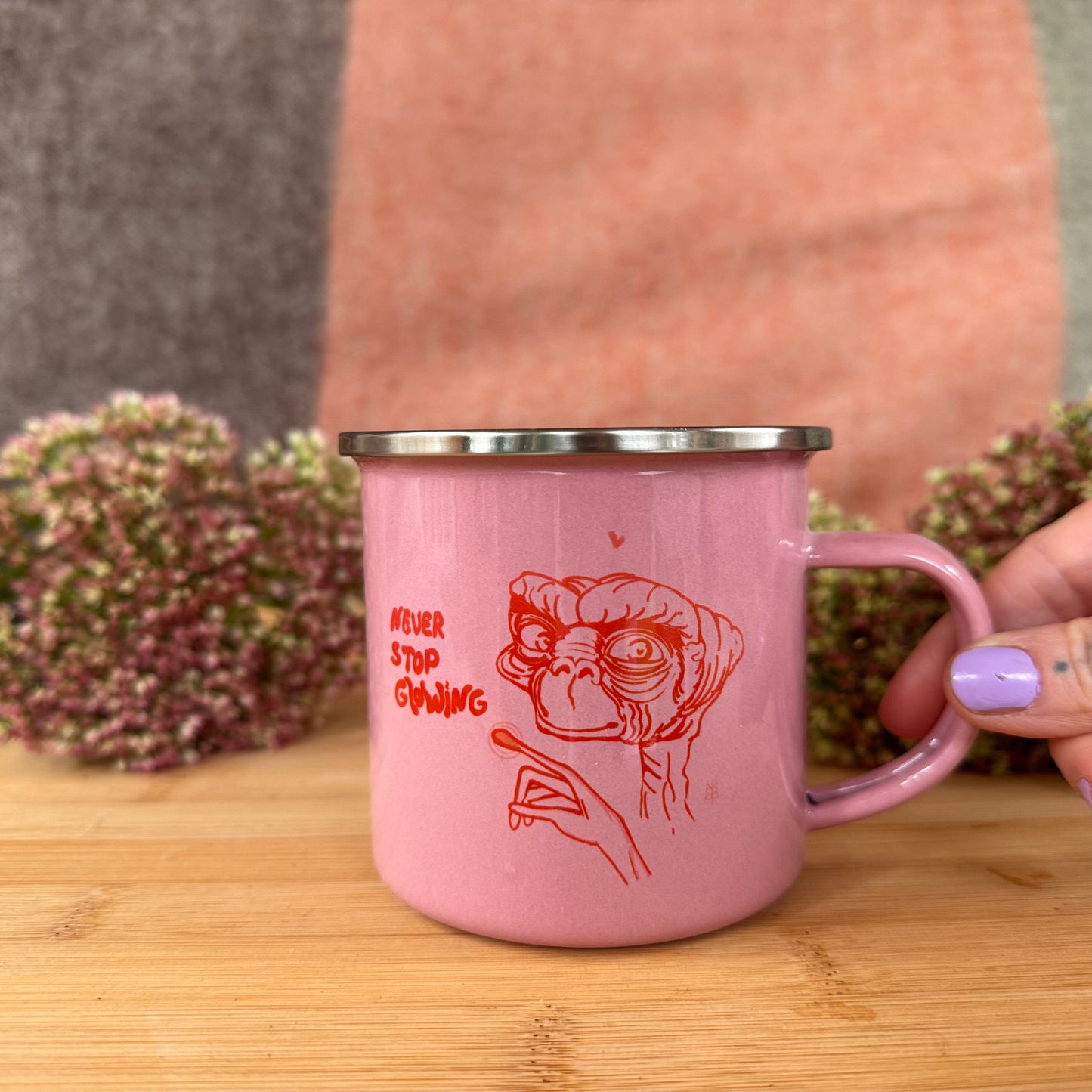 Never stop glowing – Rosa Emaille-Tasse mit Spruch