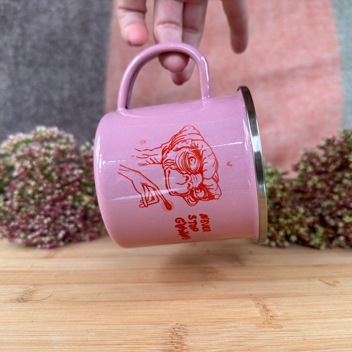 Never stop glowing – Rosa Emaille-Tasse mit Spruch