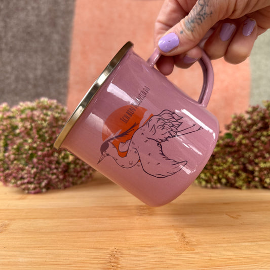 Rosa Emaille-Tasse mit Spruch " Kranich da "